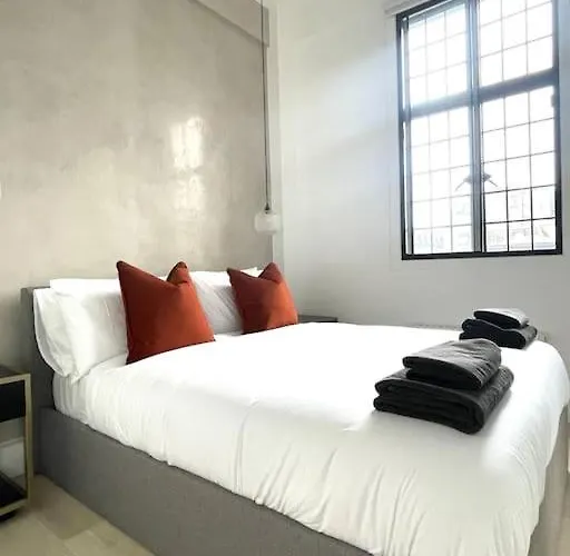 Central & Stylish 2 Bedroom Apartment