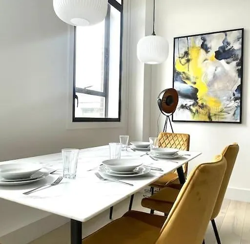 Central & Stylish 2 Bedroom Apartment