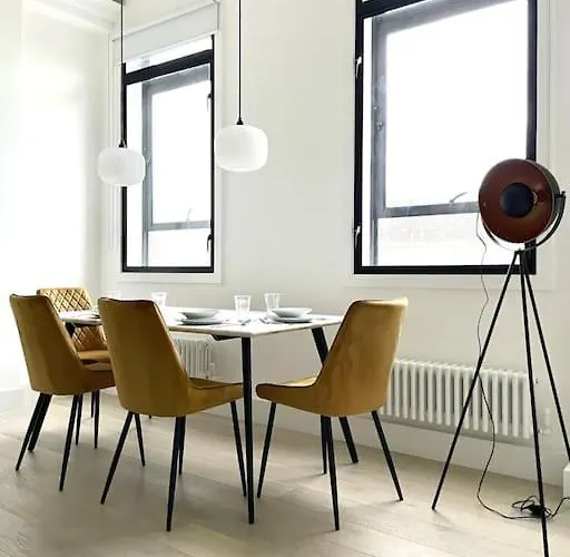 Central & Stylish 2 Bedroom Apartment