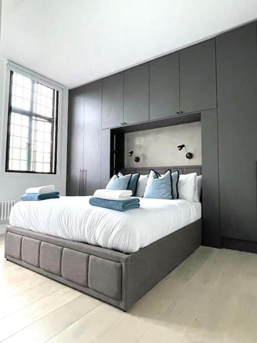 & Stylish 2 Bedroom Apartment
