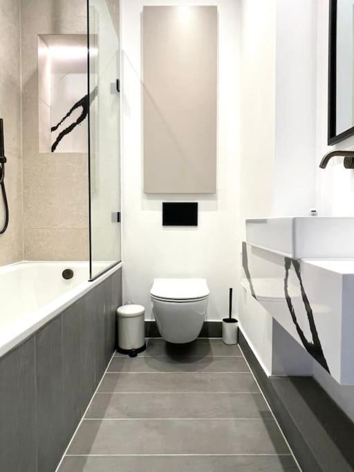 Apartment & Stylish 2 Bedroom London