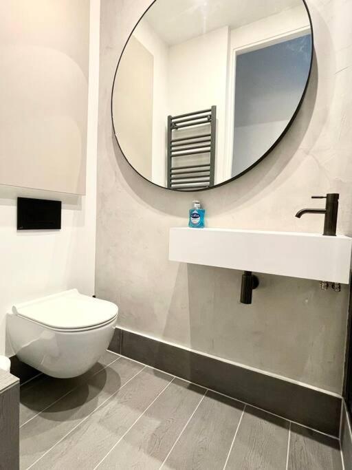& Stylish 2 Bedroom Apartment London