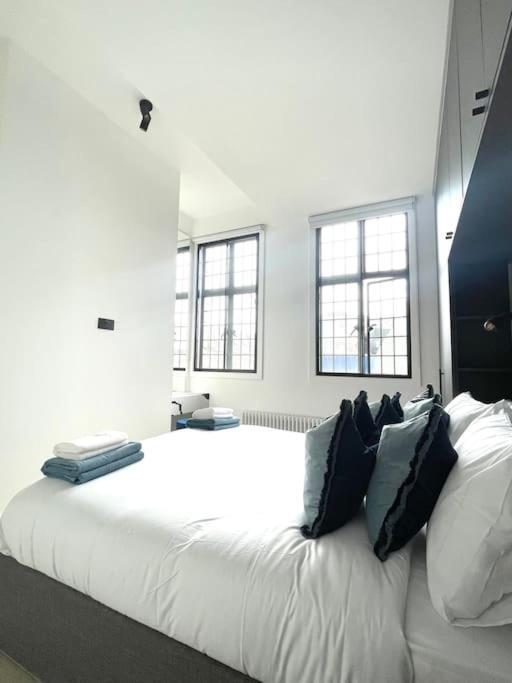 & Stylish 2 Bedroom Apartment
